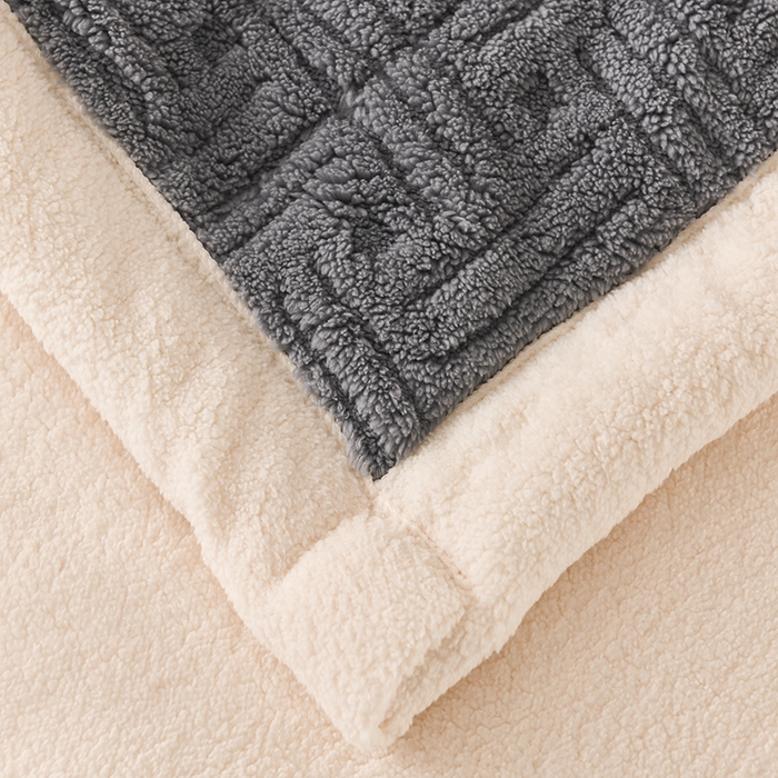 91家纺网 家纺一手货源 找家纺 印季家纺 2025秋冬新款三层夹棉立体舒棉绒毛毯毯子多功能盖毯 烟灰