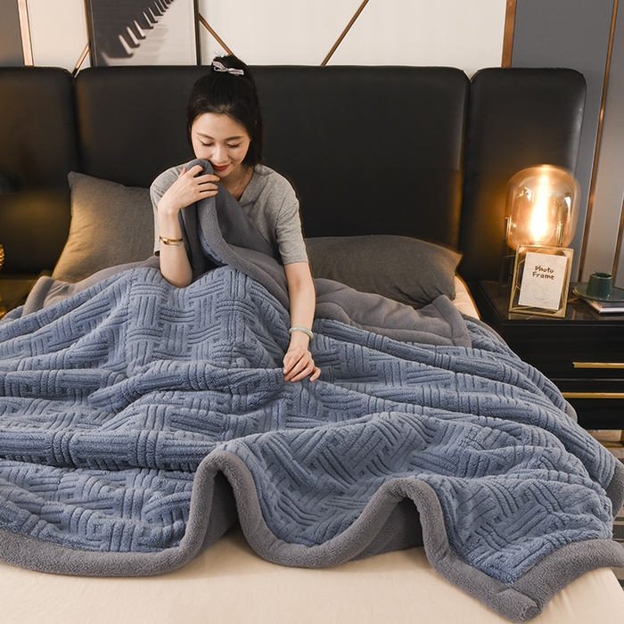 91家纺网 家纺一手货源 找家纺 印季家纺 2025秋冬新款三层夹棉立体舒棉绒毛毯毯子多功能盖毯 柔蓝+灰