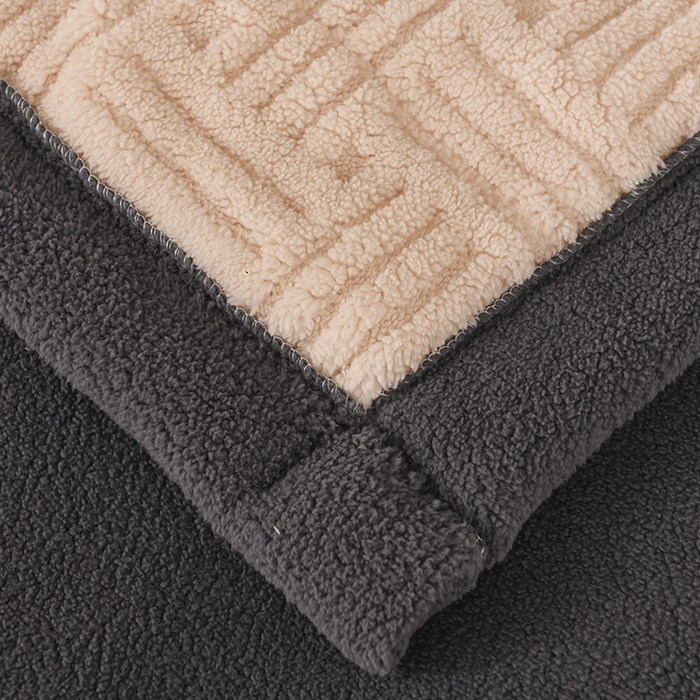 91家纺网 家纺一手货源 找家纺 印季家纺 2025秋冬新款三层夹棉立体舒棉绒毛毯毯子多功能盖毯 米白+灰