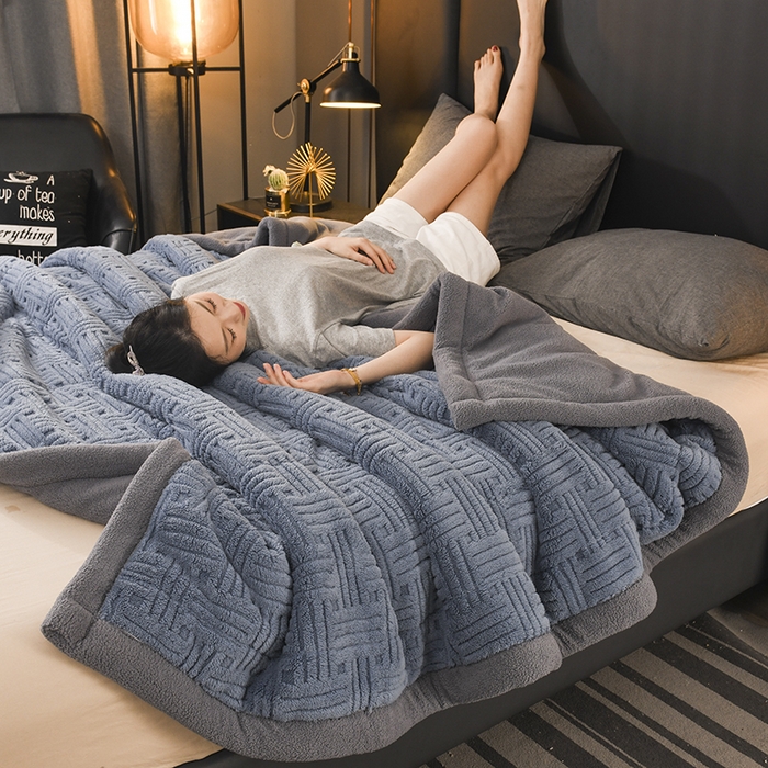 91家纺网 家纺一手货源 找家纺 印季家纺 2025秋冬新款三层夹棉立体舒棉绒毛毯毯子多功能盖毯 柔蓝+灰