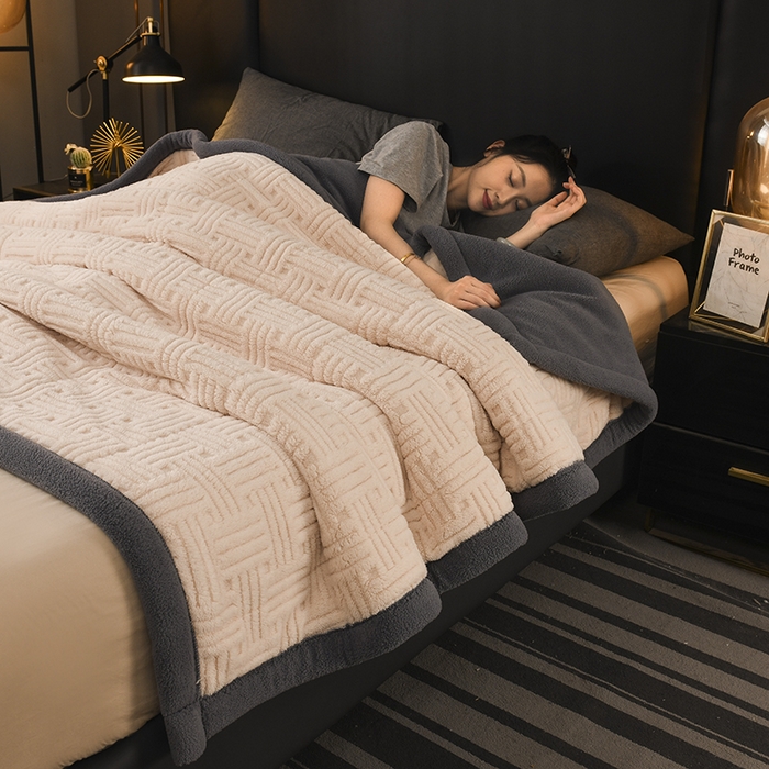 91家纺网 家纺一手货源 找家纺 印季家纺 2025秋冬新款三层夹棉立体舒棉绒毛毯毯子多功能盖毯 米白+灰