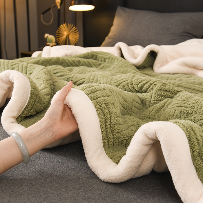91家纺网 家纺一手货源 找家纺 印季家纺 2025秋冬新款三层夹棉立体舒棉绒毛毯毯子多功能盖毯 嫩绿