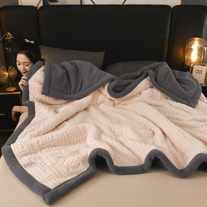 91家纺网 家纺一手货源 找家纺 印季家纺 2025秋冬新款三层夹棉立体舒棉绒毛毯毯子多功能盖毯 米白+灰