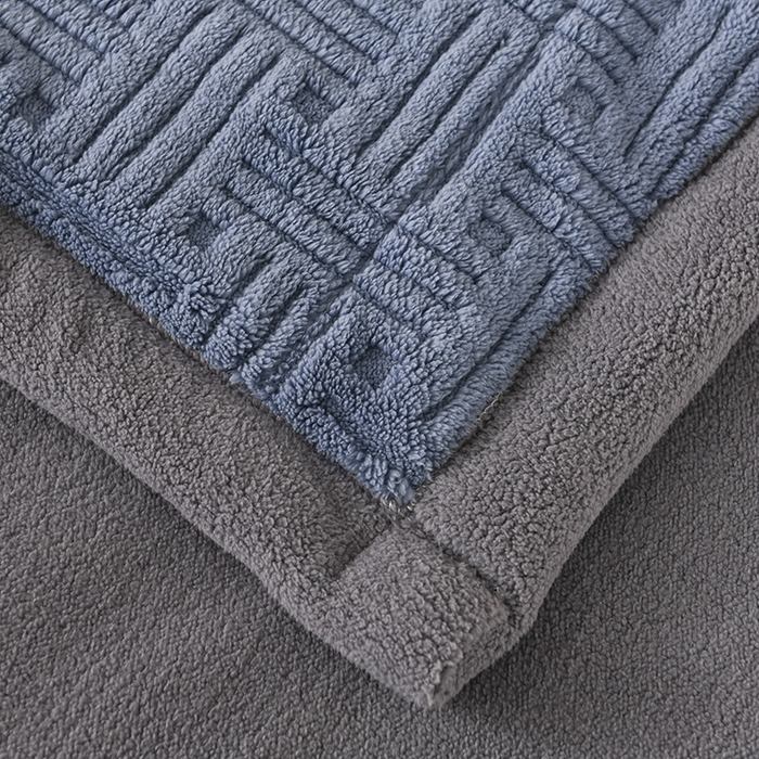 91家纺网 家纺一手货源 找家纺 印季家纺 2025秋冬新款三层夹棉立体舒棉绒毛毯毯子多功能盖毯 柔蓝+灰