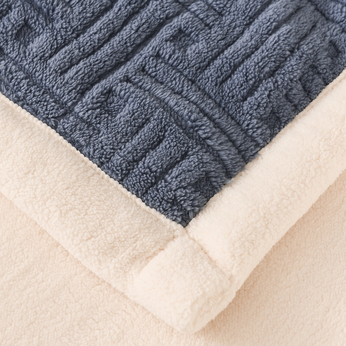 91家纺网 家纺一手货源 找家纺 印季家纺 2025秋冬新款三层夹棉立体舒棉绒毛毯毯子多功能盖毯 柔蓝