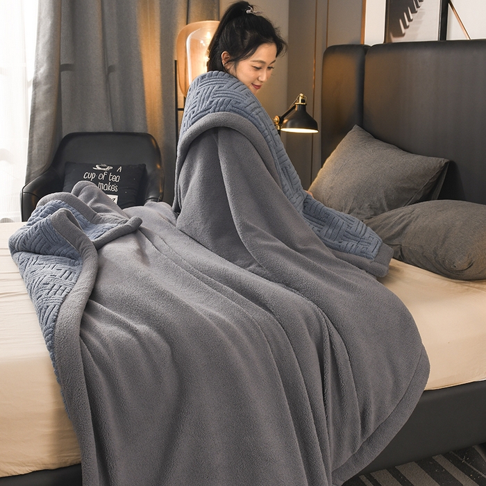 91家纺网 家纺一手货源 找家纺 印季家纺 2025秋冬新款三层夹棉立体舒棉绒毛毯毯子多功能盖毯 柔蓝+灰