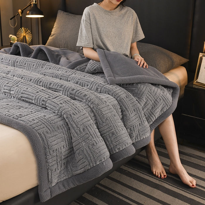 91家纺网 家纺一手货源 找家纺 印季家纺 2025秋冬新款三层夹棉立体舒棉绒毛毯毯子多功能盖毯 烟灰+灰
