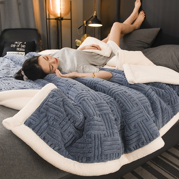 91家纺网 家纺一手货源 找家纺 印季家纺 2025秋冬新款三层夹棉立体舒棉绒毛毯毯子多功能盖毯 柔蓝