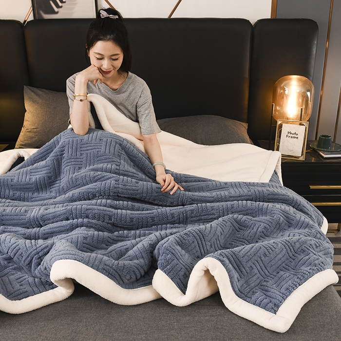 91家纺网 家纺一手货源 找家纺 印季家纺 2025秋冬新款三层夹棉立体舒棉绒毛毯毯子多功能盖毯 柔蓝