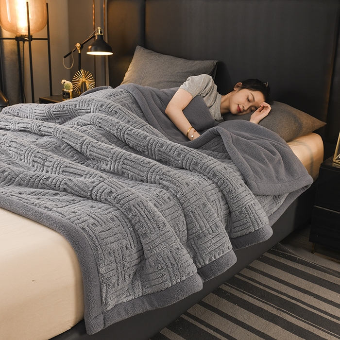 91家纺网 家纺一手货源 找家纺 印季家纺 2025秋冬新款三层夹棉立体舒棉绒毛毯毯子多功能盖毯 烟灰+灰