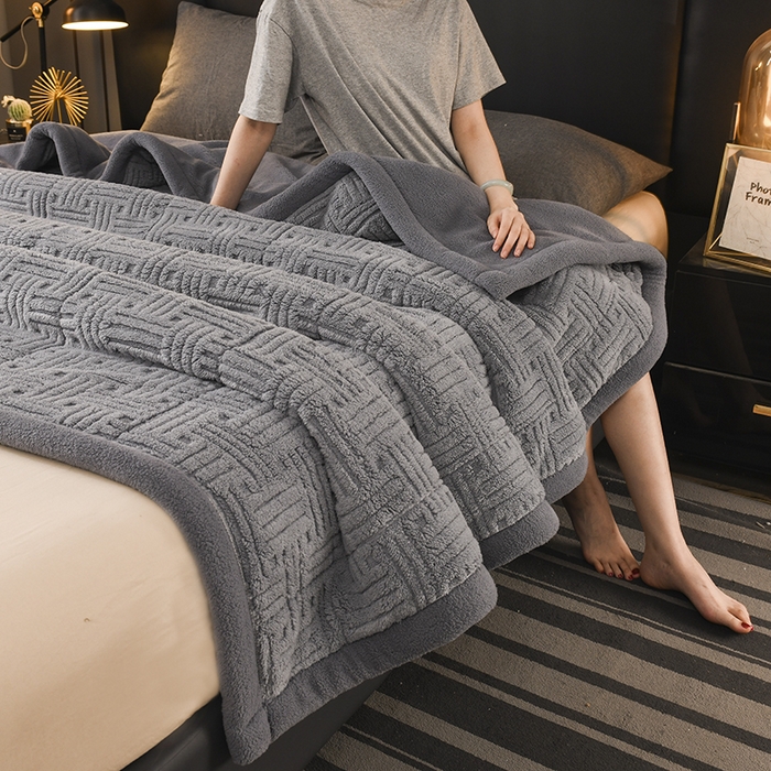 91家纺网 家纺一手货源 找家纺 印季家纺 2025秋冬新款三层夹棉立体舒棉绒毛毯毯子多功能盖毯 烟灰+灰