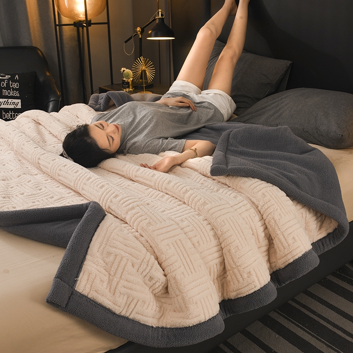 91家纺网 家纺一手货源 找家纺 印季家纺 2025秋冬新款三层夹棉立体舒棉绒毛毯毯子多功能盖毯 米白+灰