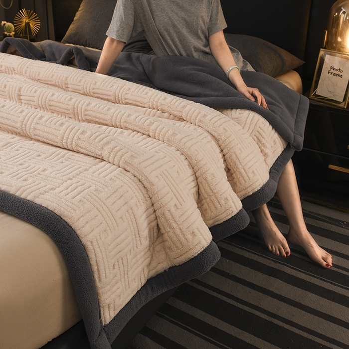 91家纺网 家纺一手货源 找家纺 印季家纺 2025秋冬新款三层夹棉立体舒棉绒毛毯毯子多功能盖毯 米白+灰