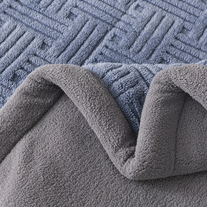 91家纺网 家纺一手货源 找家纺 印季家纺 2025秋冬新款三层夹棉立体舒棉绒毛毯毯子多功能盖毯 柔蓝+灰