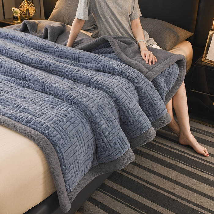 91家纺网 家纺一手货源 找家纺 印季家纺 2025秋冬新款三层夹棉立体舒棉绒毛毯毯子多功能盖毯 柔蓝+灰