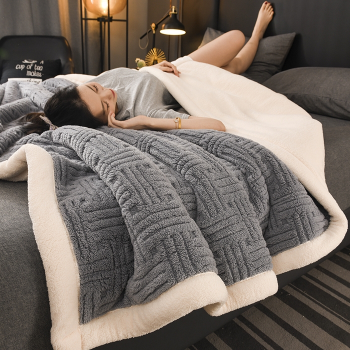91家纺网 家纺一手货源 找家纺 印季家纺 2025秋冬新款三层夹棉立体舒棉绒毛毯毯子多功能盖毯 烟灰