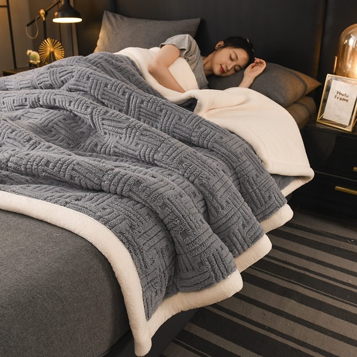 91家纺网 家纺一手货源 找家纺 印季家纺 2025秋冬新款三层夹棉立体舒棉绒毛毯毯子多功能盖毯 烟灰