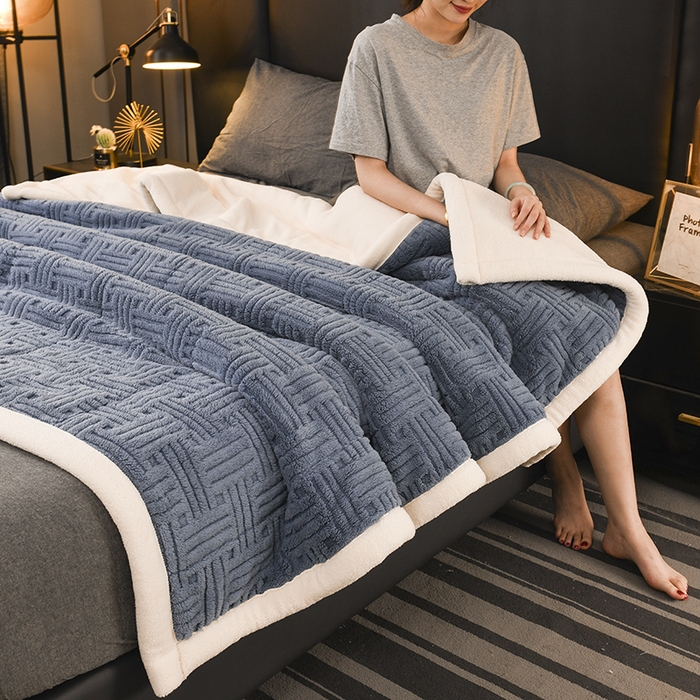 91家纺网 家纺一手货源 找家纺 印季家纺 2025秋冬新款三层夹棉立体舒棉绒毛毯毯子多功能盖毯 柔蓝