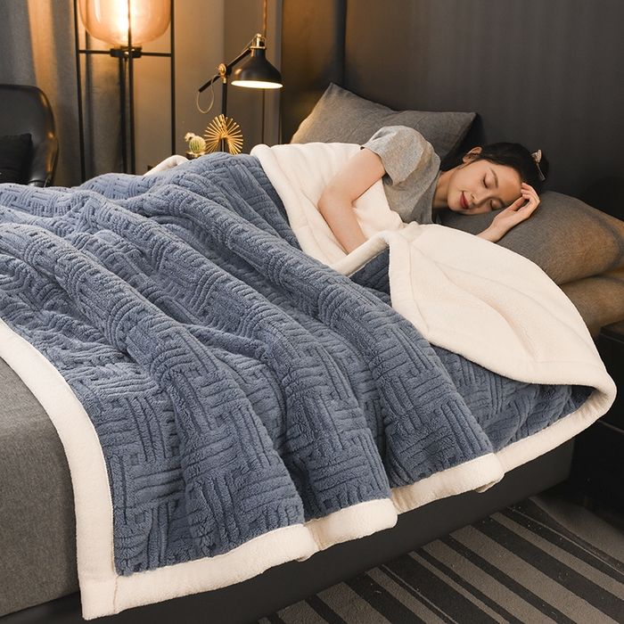 91家纺网 家纺一手货源 找家纺 印季家纺 2025秋冬新款三层夹棉立体舒棉绒毛毯毯子多功能盖毯 柔蓝