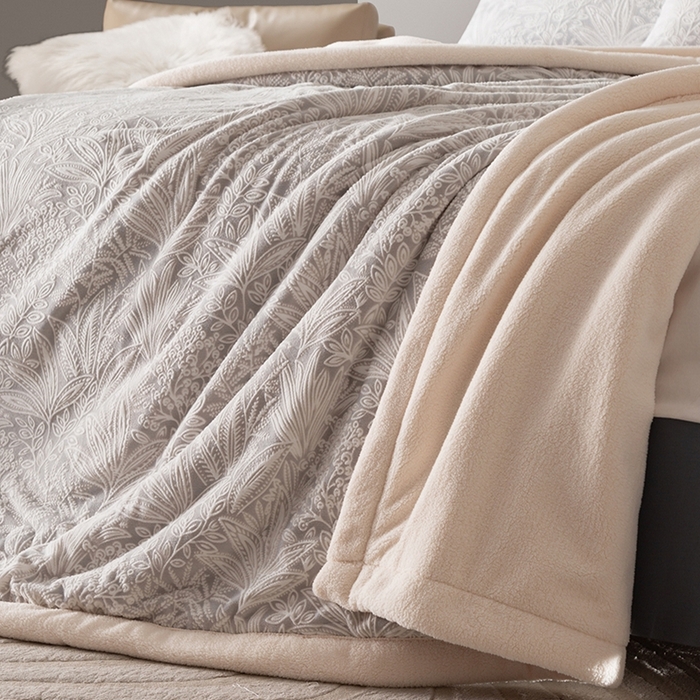 91家纺网 家纺一手货源 找家纺 印季家纺 2025新款三层夹棉花卉款-雕花绒毛毯毯子多功能盖毯 雕花绒+羊羔绒-山茶庄园-灰色