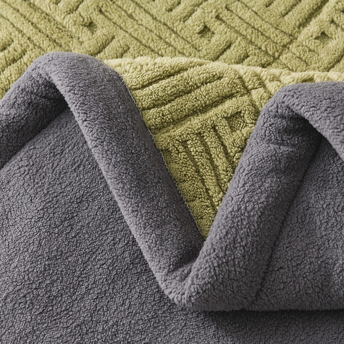 91家纺网 家纺一手货源 找家纺 印季家纺 2025秋冬新款三层夹棉立体舒棉绒毛毯毯子多功能盖毯 嫩绿+灰