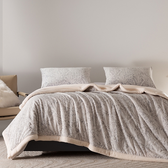 91家纺网 家纺一手货源 找家纺 印季家纺 2025新款三层夹棉花卉款-雕花绒毛毯毯子多功能盖毯 雕花绒+羊羔绒-山茶庄园-灰色