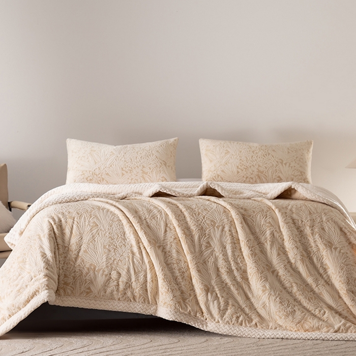 91家纺网 家纺一手货源 找家纺 印季家纺 2025新款三层夹棉花卉款-雕花绒毛毯毯子多功能盖毯 雕花绒+贝贝绒-山茶庄园-米黄