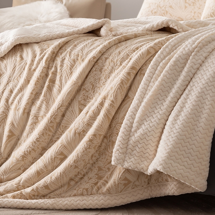 91家纺网 家纺一手货源 找家纺 印季家纺 2025新款三层夹棉花卉款-雕花绒毛毯毯子多功能盖毯 雕花绒+贝贝绒-山茶庄园-米黄