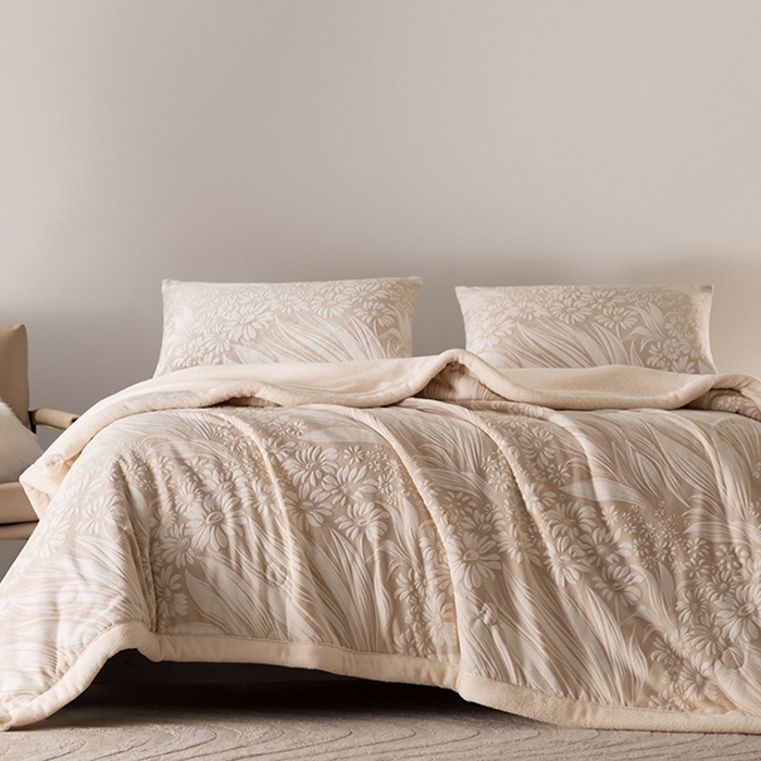 91家纺网 家纺一手货源 找家纺 印季家纺 2025新款三层夹棉花卉款-雕花绒毛毯毯子多功能盖毯 雕花绒+羊羔绒-冬日恋歌-米咖