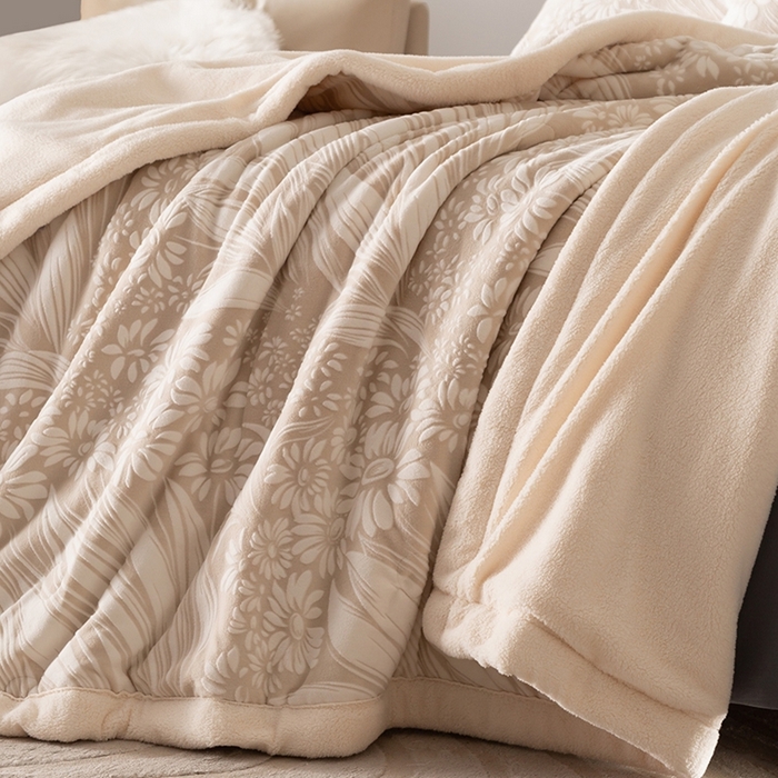 91家纺网 家纺一手货源 找家纺 印季家纺 2025新款三层夹棉花卉款-雕花绒毛毯毯子多功能盖毯 雕花绒+羊羔绒-冬日恋歌-米咖