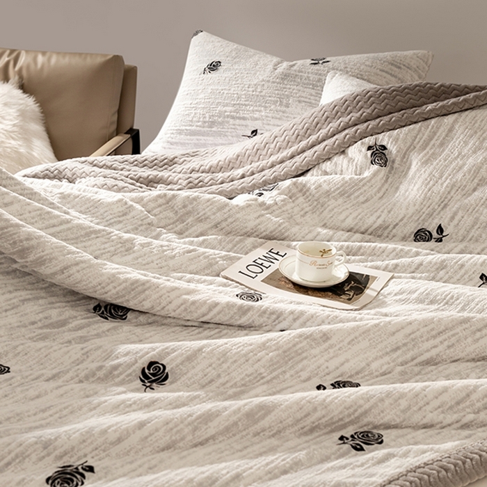 91家纺网 家纺一手货源 找家纺 印季家纺 2025新款三层夹棉花卉款-雕花绒毛毯毯子多功能盖毯 雕花绒+贝贝绒-玫瑰庄园