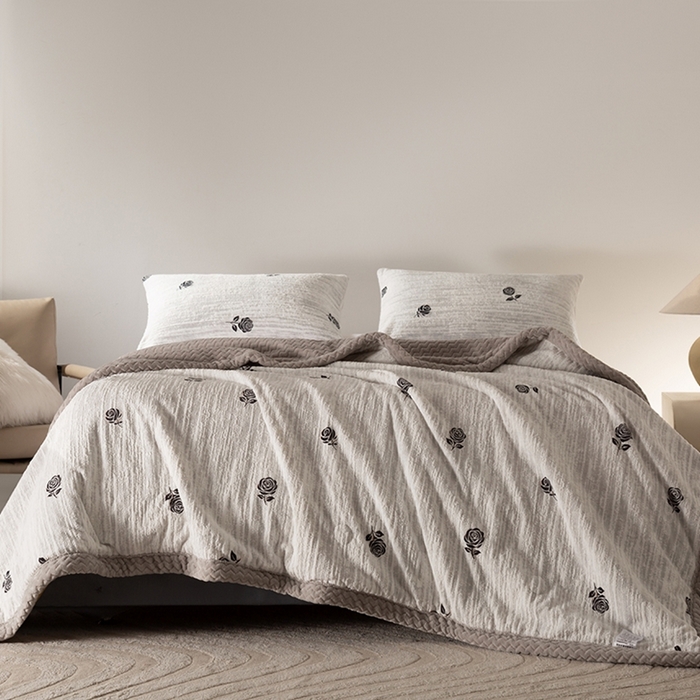 91家纺网 家纺一手货源 找家纺 印季家纺 2025新款三层夹棉花卉款-雕花绒毛毯毯子多功能盖毯 雕花绒+贝贝绒-玫瑰庄园