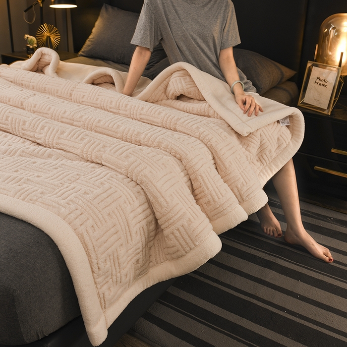 91家纺网 家纺一手货源 找家纺 （总）印季家纺 2025秋冬新款三层夹棉立体舒棉绒毛毯毯子多功能盖毯