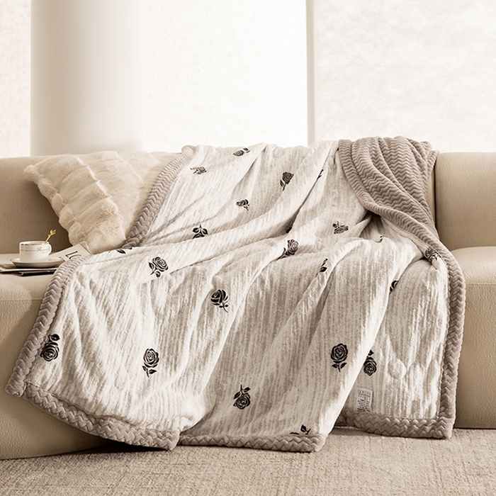 91家纺网 家纺一手货源 找家纺 印季家纺 2025新款三层夹棉花卉款-雕花绒毛毯毯子多功能盖毯 雕花绒+贝贝绒-玫瑰庄园