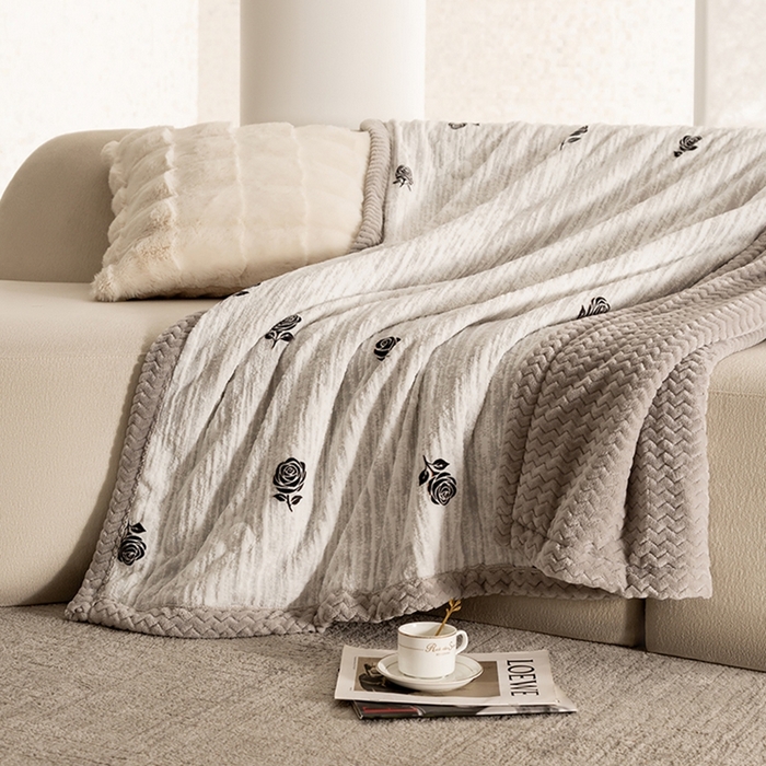 91家纺网 家纺一手货源 找家纺 印季家纺 2025新款三层夹棉花卉款-雕花绒毛毯毯子多功能盖毯 雕花绒+贝贝绒-玫瑰庄园