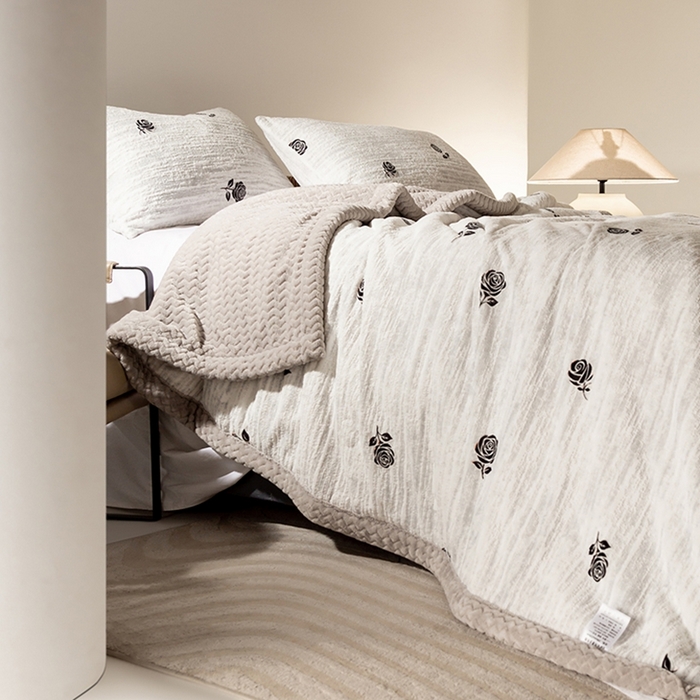 91家纺网 家纺一手货源 找家纺 印季家纺 2025新款三层夹棉花卉款-雕花绒毛毯毯子多功能盖毯 雕花绒+贝贝绒-玫瑰庄园