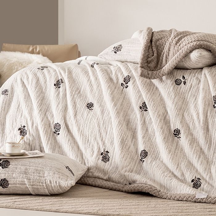 91家纺网 家纺一手货源 找家纺 印季家纺 2025新款三层夹棉花卉款-雕花绒毛毯毯子多功能盖毯 雕花绒+贝贝绒-玫瑰庄园