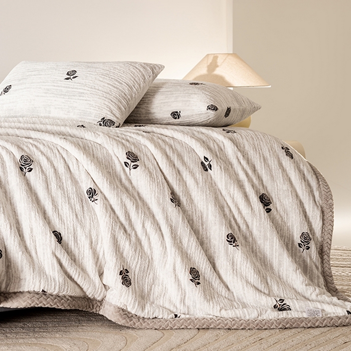 91家纺网 家纺一手货源 找家纺 印季家纺 2025新款三层夹棉花卉款-雕花绒毛毯毯子多功能盖毯 雕花绒+贝贝绒-玫瑰庄园