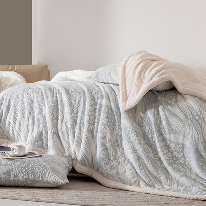 91家纺网 家纺一手货源 找家纺 印季家纺 2025新款三层夹棉花卉款-雕花绒毛毯毯子多功能盖毯 雕花绒+贝贝绒-冬日恋歌-蓝色