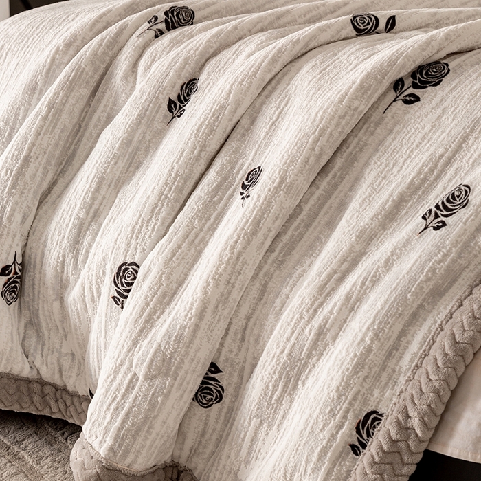 91家纺网 家纺一手货源 找家纺 印季家纺 2025新款三层夹棉花卉款-雕花绒毛毯毯子多功能盖毯 雕花绒+贝贝绒-玫瑰庄园