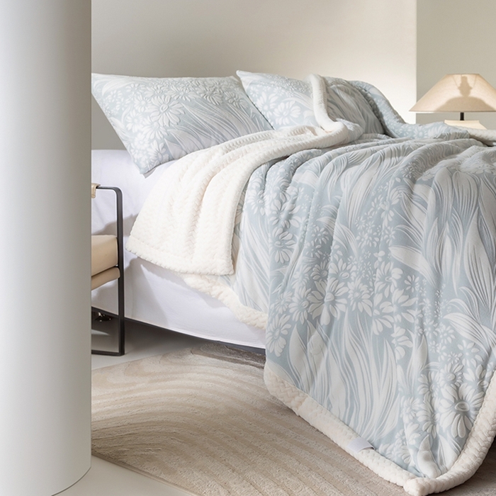 91家纺网 家纺一手货源 找家纺 印季家纺 2025新款三层夹棉花卉款-雕花绒毛毯毯子多功能盖毯 雕花绒+贝贝绒-冬日恋歌-蓝色