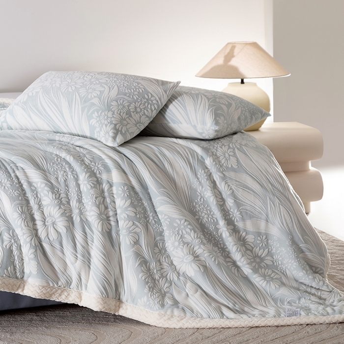 91家纺网 家纺一手货源 找家纺 印季家纺 2025新款三层夹棉花卉款-雕花绒毛毯毯子多功能盖毯 雕花绒+贝贝绒-冬日恋歌-蓝色