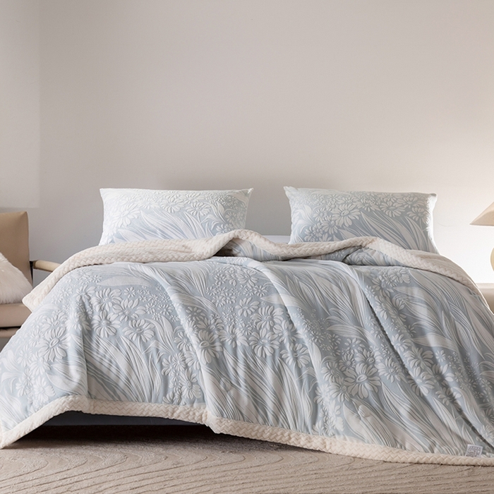 91家纺网 家纺一手货源 找家纺 印季家纺 2025新款三层夹棉花卉款-雕花绒毛毯毯子多功能盖毯 雕花绒+贝贝绒-冬日恋歌-蓝色