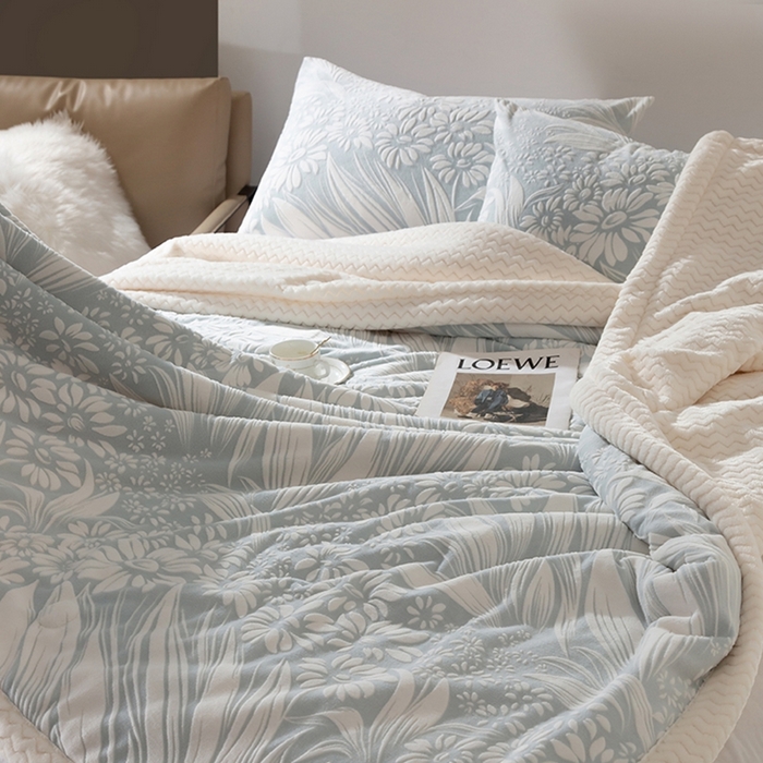 91家纺网 家纺一手货源 找家纺 印季家纺 2025新款三层夹棉花卉款-雕花绒毛毯毯子多功能盖毯 雕花绒+贝贝绒-冬日恋歌-蓝色