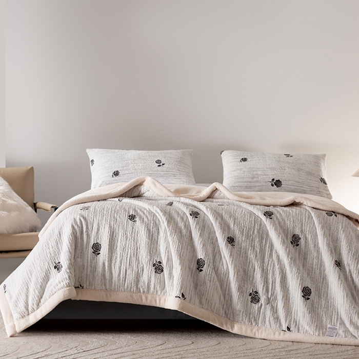 91家纺网 家纺一手货源 找家纺 印季家纺 2025新款三层夹棉花卉款-雕花绒毛毯毯子多功能盖毯 雕花绒+羊羔绒-玫瑰庄园