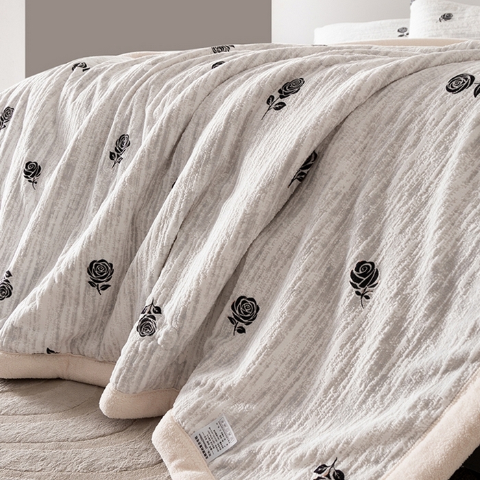 91家纺网 家纺一手货源 找家纺 印季家纺 2025新款三层夹棉花卉款-雕花绒毛毯毯子多功能盖毯 雕花绒+羊羔绒-玫瑰庄园