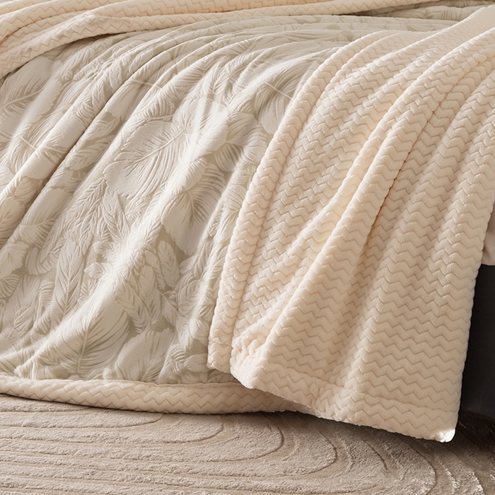 91家纺网 家纺一手货源 找家纺 印季家纺 2025新款三层夹棉花卉款-雕花绒毛毯毯子多功能盖毯 雕花绒+贝贝绒-一叶知秋-灰绿