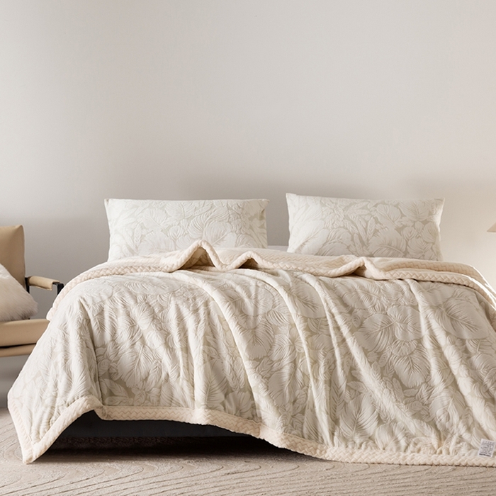 91家纺网 家纺一手货源 找家纺 印季家纺 2025新款三层夹棉花卉款-雕花绒毛毯毯子多功能盖毯 雕花绒+贝贝绒-一叶知秋-灰绿