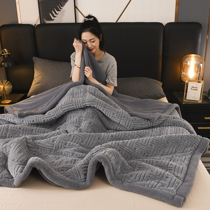 91家纺网 家纺一手货源 找家纺 印季家纺 2025秋冬新款三层夹棉立体舒棉绒毛毯毯子多功能盖毯 烟灰+灰