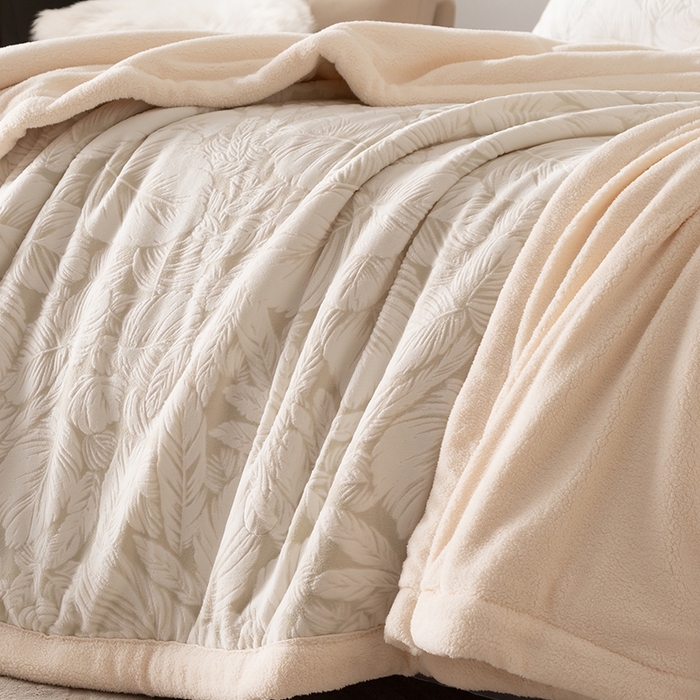 91家纺网 家纺一手货源 找家纺 印季家纺 2025新款三层夹棉花卉款-雕花绒毛毯毯子多功能盖毯 雕花绒+羊羔绒-一叶知秋-灰绿